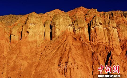 阿克塞境内的丹霞地貌以柱廊、宫殿等形状为主，堪称鬼斧神工?！「吆晟?摄