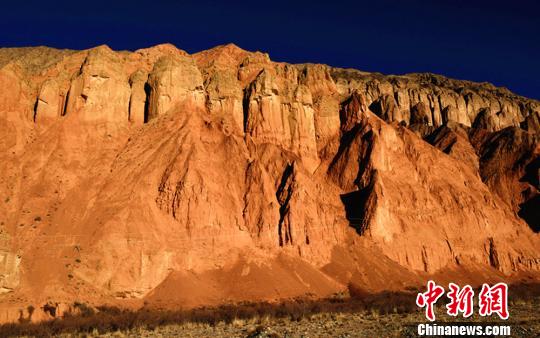 丹霞地貌巍然耸立在阿尔金山主峰脚下，呈现出独特的丹霞风光。　高宏善 摄