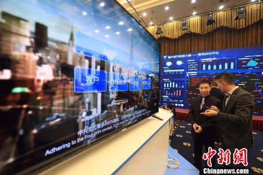 参观展览 谢丹 摄 参观展览 谢丹 摄