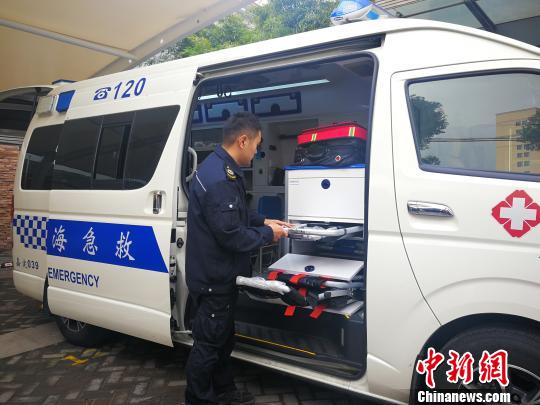 配备的救护车辆上，抢救设备、诊疗设备、搬运设备、监控及信息传输设备等一应俱全?！≤缝?摄