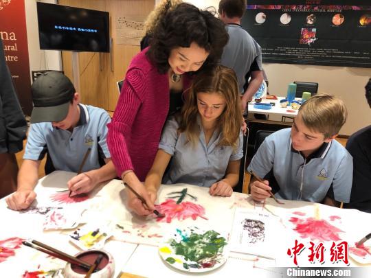 学生现场体验?！≌潘坑?摄