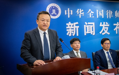 浙江省律师协会副会长 冯震远 摄影  王建军 浙江省律师协会副会长 冯震远 摄影  王建军