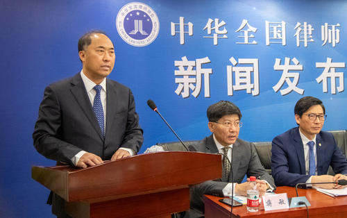 辽宁省律师协会会长杨兴权 摄影  王建军 辽宁省律师协会会长杨兴权 摄影  王建军