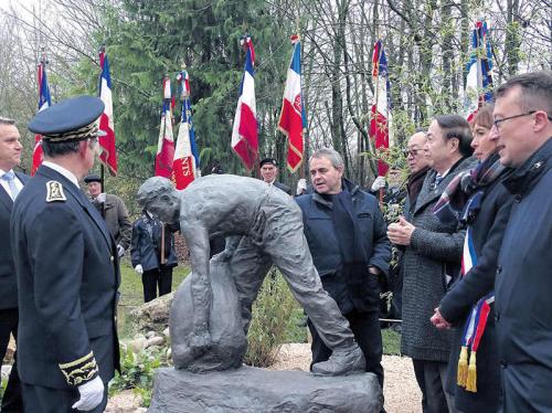 雕塑创作者袁熙坤为嘉宾介绍雕塑。(图片来源:欧洲时报记者 张雨滴 摄) 点击进入下一页