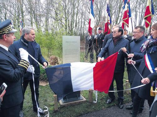 嘉宾见证雕塑铭牌揭幕。(图片来源:欧洲时报记者张雨滴 摄) 点击进入下一页
