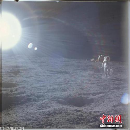 资料图:月球表面。 点击进入下一页