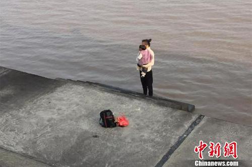 女子抱娃欲跳江轻生民警机智解救化险为夷