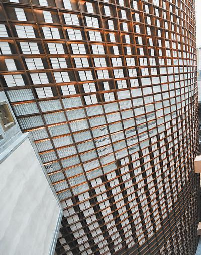 寓意孔子学识渊博的圆筒形书墙(人民日报 肖家鑫摄)