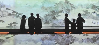 观众在欣赏孔子圣迹图数字化长卷 (人民视觉 杨国庆摄)