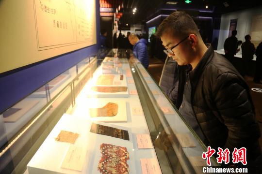 图为民众参观唐蕃古道七省区精品文物联展中青海出土的对马文锦。　罗云鹏 摄