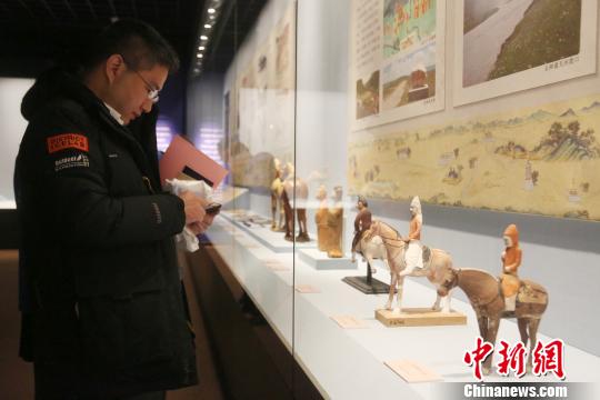 图为民众参观唐蕃古道七省区精品文物联展?！÷拊婆?摄