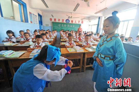 图为优秀传统文化进曲阜校园的课堂?！∏肥形抗┩?摄