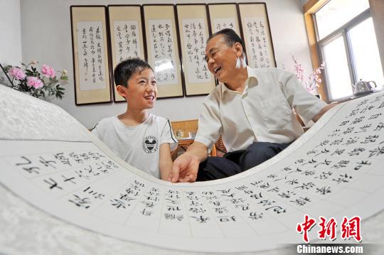 曲阜传承弘扬优秀传统文化，塑造良好家风?！∏肥形抗┩?摄