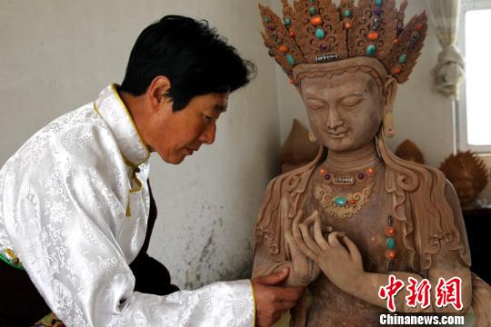 图为热贡文化人才培育领军人才夏吾角。(资料图) 张添福 摄