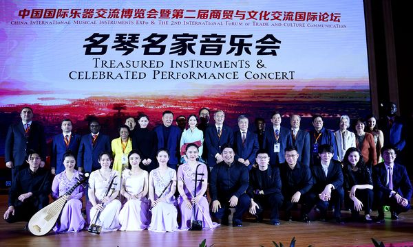 嘉宾和演奏家们合影留念