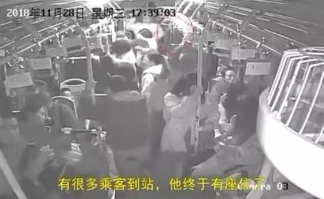 小学生公交上12分钟内连续4次让座 人民日报点赞