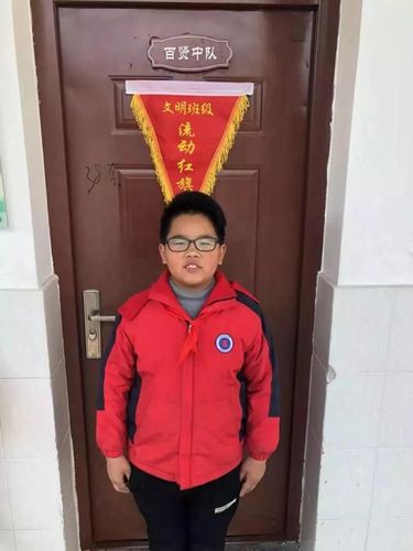 小学生公交上12分钟内连续4次让座 人民日报点赞