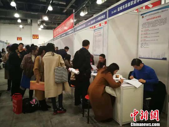 长三角地区企业颇受应届毕业生欢迎。　许婧 摄