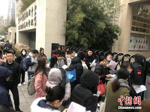 考生准备进入考场。 冷昊阳 摄