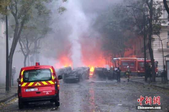 当地时间12月1日，巴黎再次发生大规模示威活动。示威者聚集在凯旋门，多辆汽车在示威中被损毁。 <a target='_blank' href='http://www.chinanews.com/'>中新社</a>记者 李洋 摄