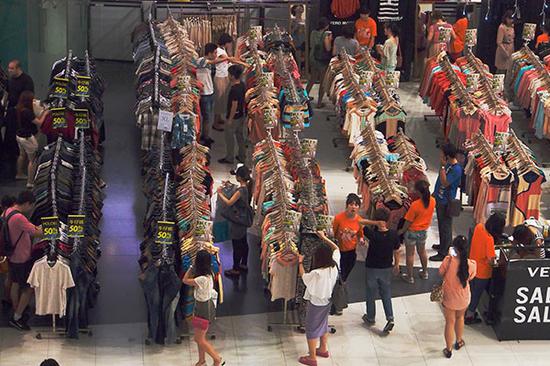 2013年，北京，新世界百货商场里琳琅满目的服装。