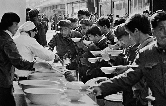 1981年，北京，前门路边的大碗茶。