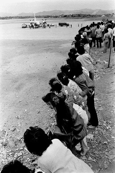 1983年，广东，梅县侨乡第一次降下民航飞机 ，吸引了围观群众。