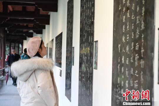 成都杜甫草堂博物馆“杜甫千诗碑”落成亮相