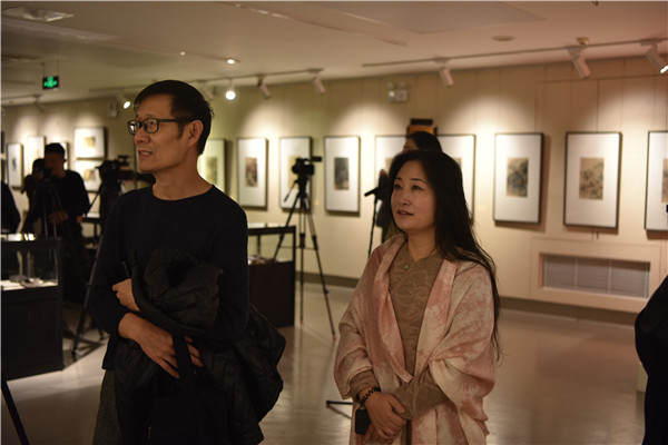 嘉宾观展.jpg 嘉宾观展.jpg