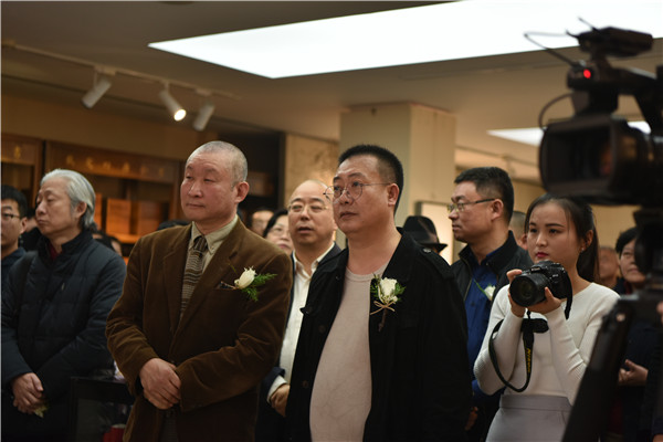 参展艺术家陪同嘉宾参观展览.jpg 参展艺术家陪同嘉宾参观展览.jpg