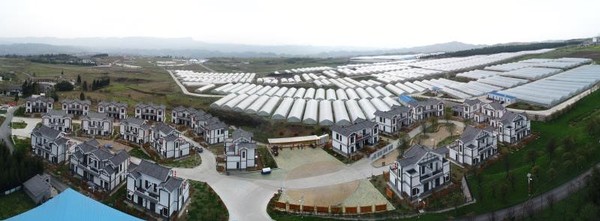 恒大援建大方的新农村及配套蔬菜产业基地。6