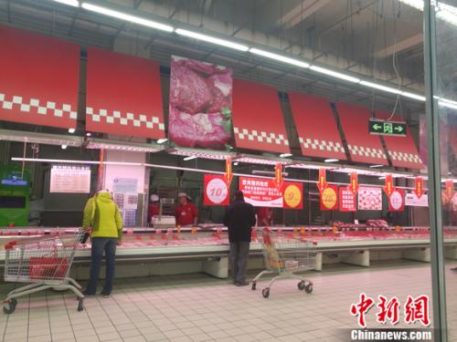 图为超市里的猪肉区。 谢艺观 摄