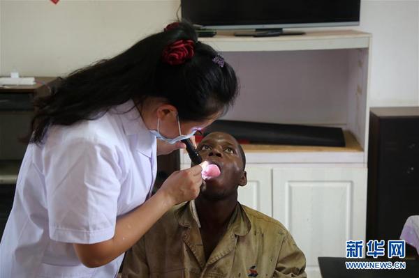 　12月3日，在卢旺达首都基加利，一名中国医疗队医生为中国援卢旺达政府综合办公楼项目的员工检查身体。