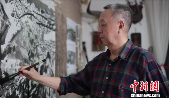 林墉在家中坚持创作?！±盍?摄