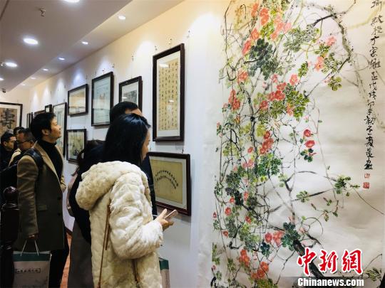 父子两代接力收藏整理文物赠予高校