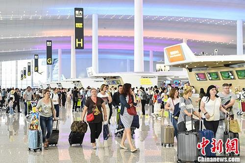 旅客在广州白云机场T2航站楼。 <a target='_blank' href='http://www.chinanews.com/'>中新社</a>记者 陈骥旻 摄