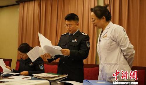 山西检查住宿场所卫生连锁酒店将浴巾杂物堆放一起