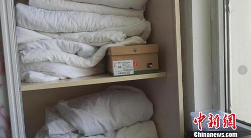 执法人员还从布草柜发现男鞋。　范丽芳 摄