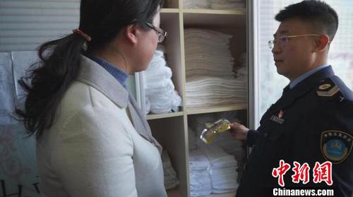 执法人员还从布草柜发现半袋瓜子?！》独龇?摄