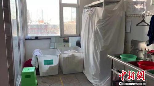 酒店清洗消毒专间内存放有与消毒无关的物品?！》独龇?摄