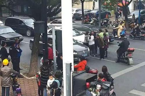 民警孙华及时劝阻了施暴女子