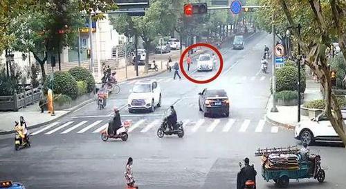 李某某和母亲不走斑马线违规横穿马路