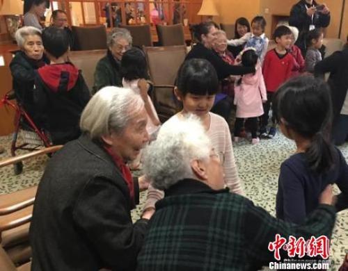 资料图：北京一家养老机构内，老人们与幼儿园小朋友一起做游戏?！《叛?摄
