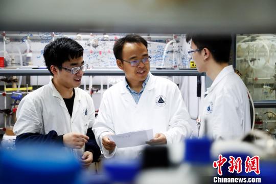 黄正指导学生 汤彦俊 摄 黄正指导学生 汤彦俊 摄