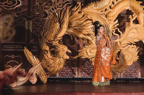 美女耗时六年筹办汉婚大礼 伴娘伴郎成宫女大臣