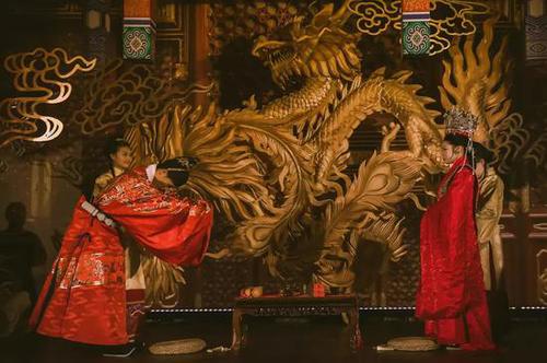 美女耗时六年筹办汉婚大礼 伴娘伴郎成宫女大臣