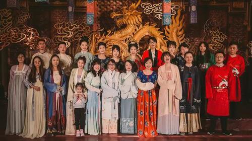 美女耗时六年筹办汉婚大礼 伴娘伴郎成宫女大臣