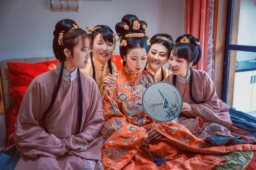 美女耗时六年筹办汉婚大礼 伴娘伴郎成宫女大臣