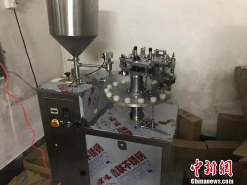 图为制假设备。台州公安 供图