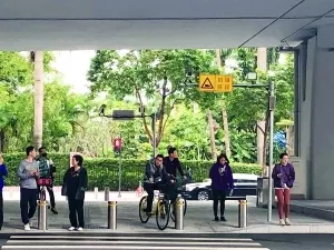 广州交警又出奇招:你闯红灯整条街的人都会知道